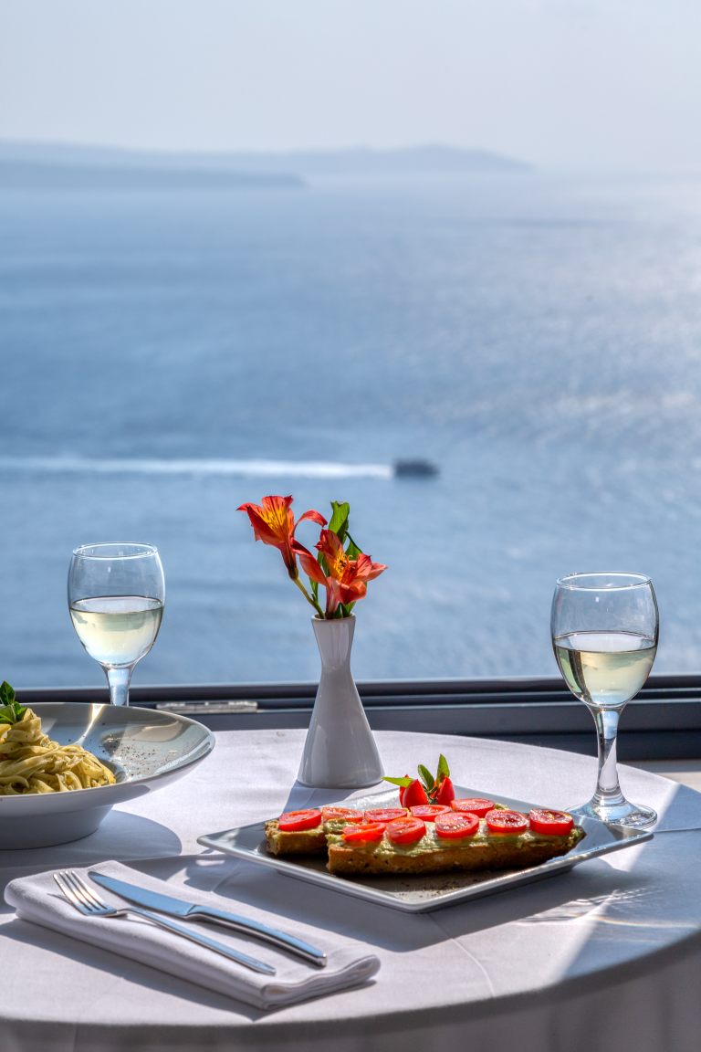 santorini-oia-food-and-drinks-sea-view-volcano-caldera (4)